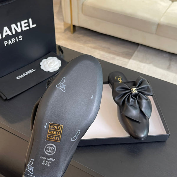 BIG BOW FLAT MULE SANDALS IN BLACK LAMBSKIN