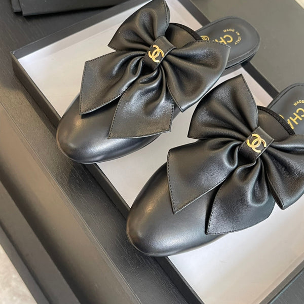 BIG BOW FLAT MULE SANDALS IN BLACK LAMBSKIN