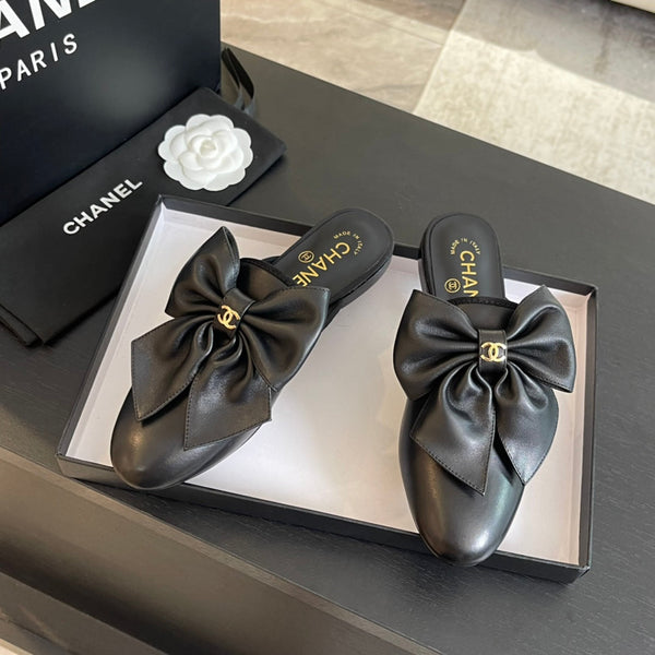 BIG BOW FLAT MULE SANDALS IN BLACK LAMBSKIN