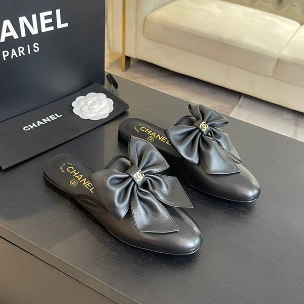 BIG BOW FLAT MULE SANDALS IN BLACK LAMBSKIN