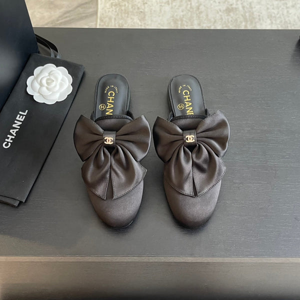 BIG BOW FLAT MULE SANDALS IN BLACK SILK