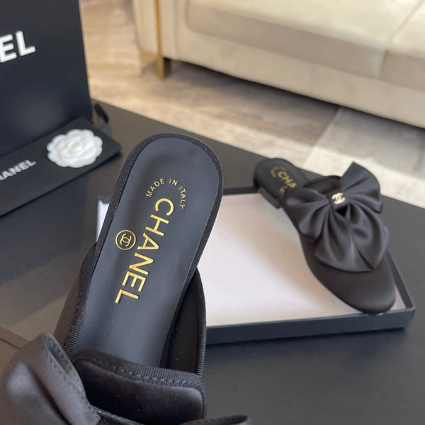 BIG BOW FLAT MULE SANDALS IN BLACK SILK