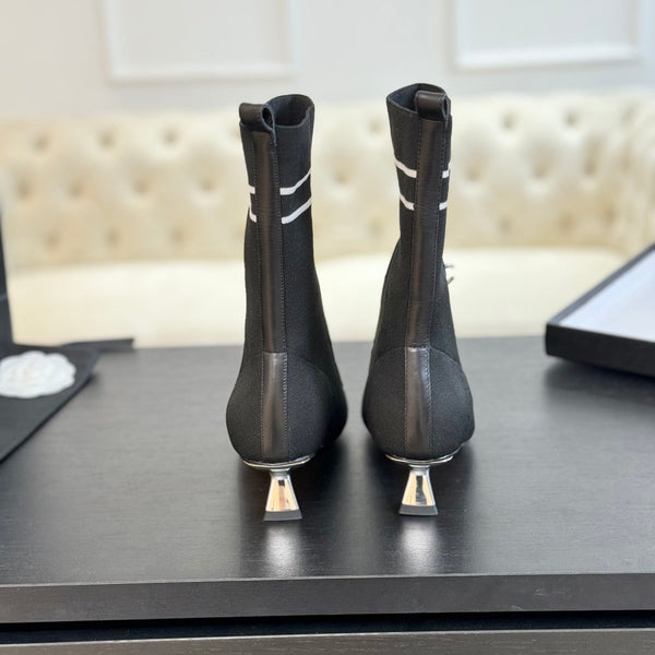 Stivaletti CC in lana e pelle di agnello con catena nera