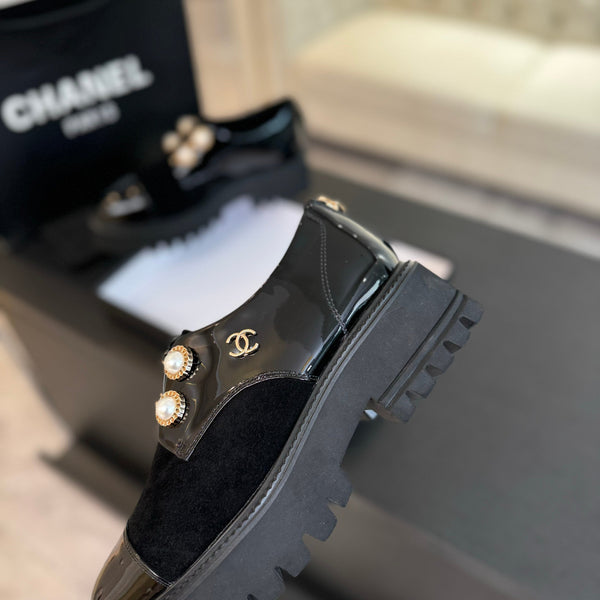 CC OXFORD SHOES IN BLACK SUEDE AND CALFSKIN WITH PEARL CHAIN