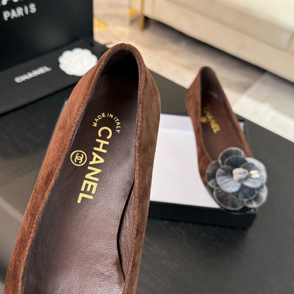 BALLERINE IN CAMOSCIO MARRONE CIOCCOLATO CON CAMELIA ARGENTO