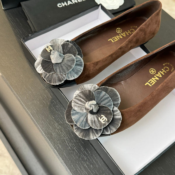 BALLERINE IN CAMOSCIO MARRONE CIOCCOLATO CON CAMELIA ARGENTO
