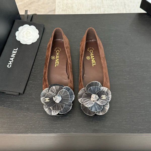 BALLERINE IN CAMOSCIO MARRONE CIOCCOLATO CON CAMELIA ARGENTO