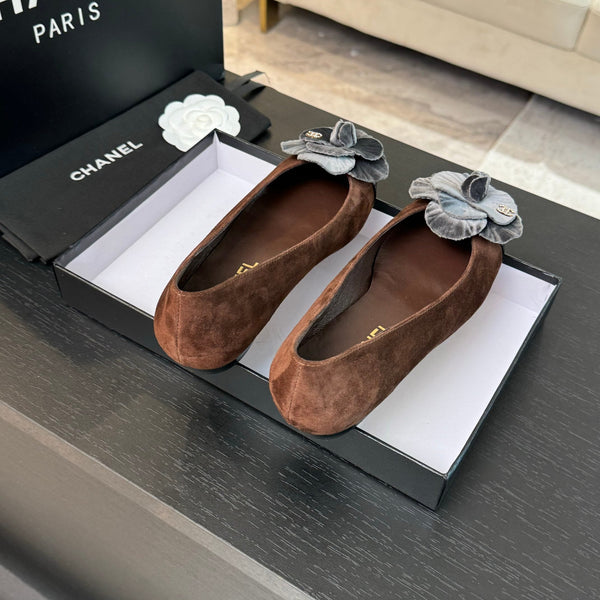 BALLERINE IN CAMOSCIO MARRONE CIOCCOLATO CON CAMELIA ARGENTO