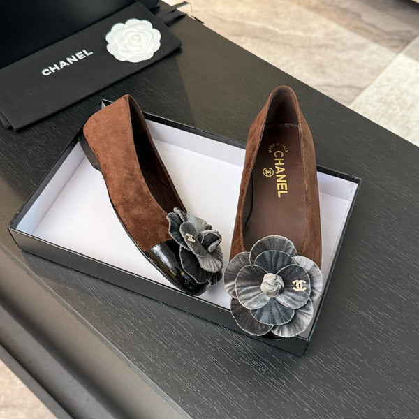 BALLERINE IN CAMOSCIO MARRONE CIOCCOLATO CON CAMELIA ARGENTO