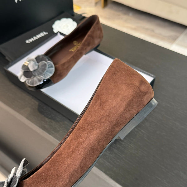 BALLERINE IN CAMOSCIO MARRONE CIOCCOLATO CON CAMELIA ARGENTO