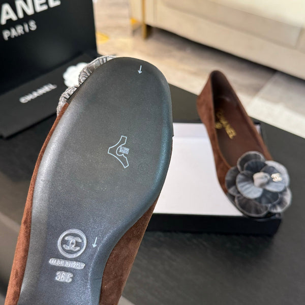 BALLERINE IN CAMOSCIO MARRONE CIOCCOLATO CON CAMELIA ARGENTO