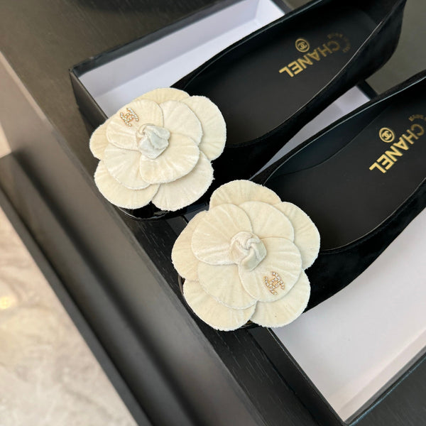 BALLERINE IN CAMOSCIO NERO CON CAMELIA BIANCA