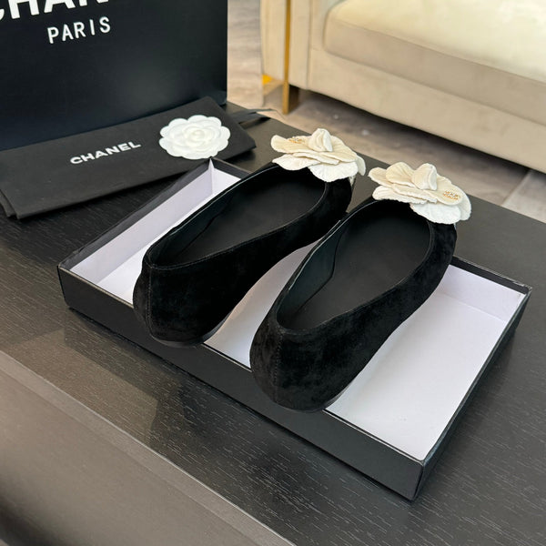 BALLERINE IN CAMOSCIO NERO CON CAMELIA BIANCA