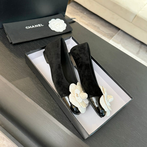 BALLERINE IN CAMOSCIO NERO CON CAMELIA BIANCA