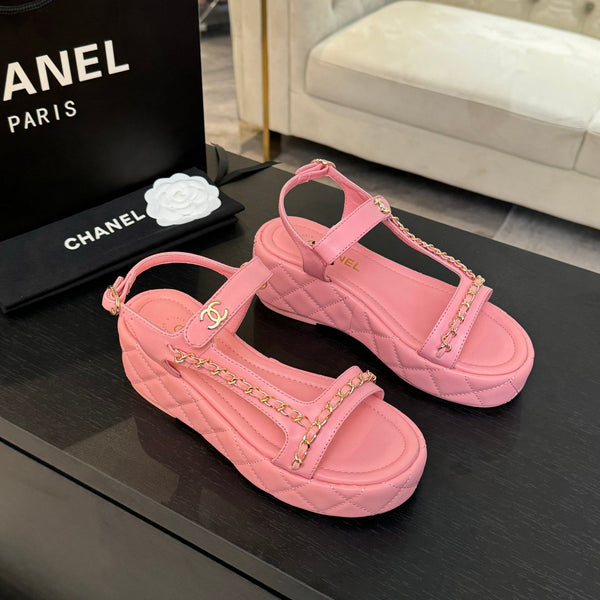 FLAT SANDALS IN SALMON PINK LAMBSKIN WITH GOLD CHAIN