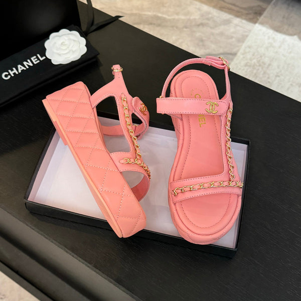 FLAT SANDALS IN SALMON PINK LAMBSKIN WITH GOLD CHAIN