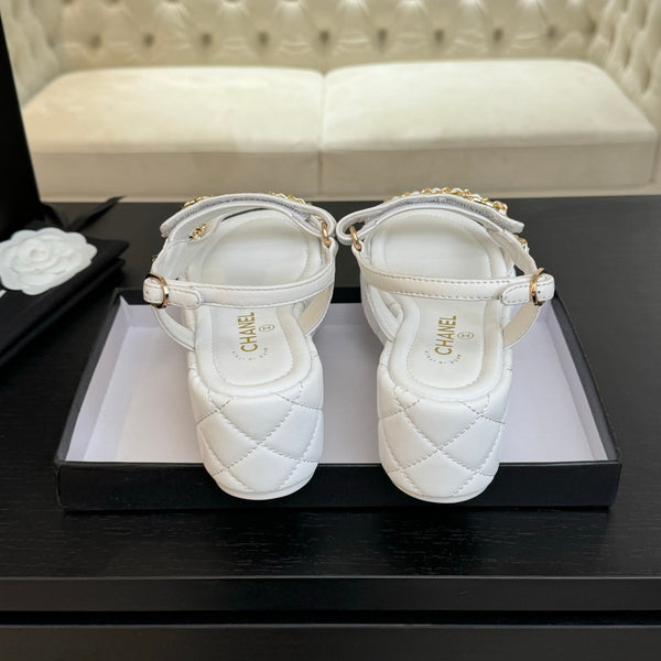 FLAT SANDALS IN WHITE LAMBSKIN WITH GOLD CHAIN