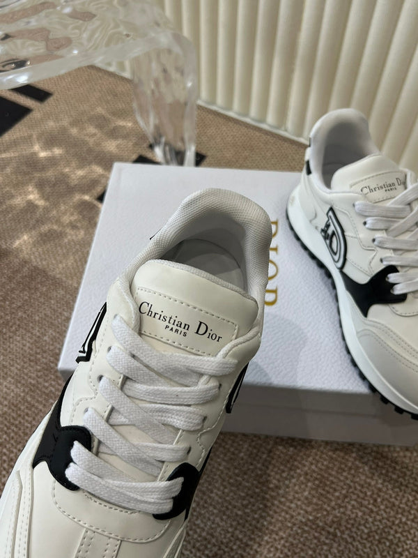 È una sneaker Dior in pelle di agnello bianca e nera