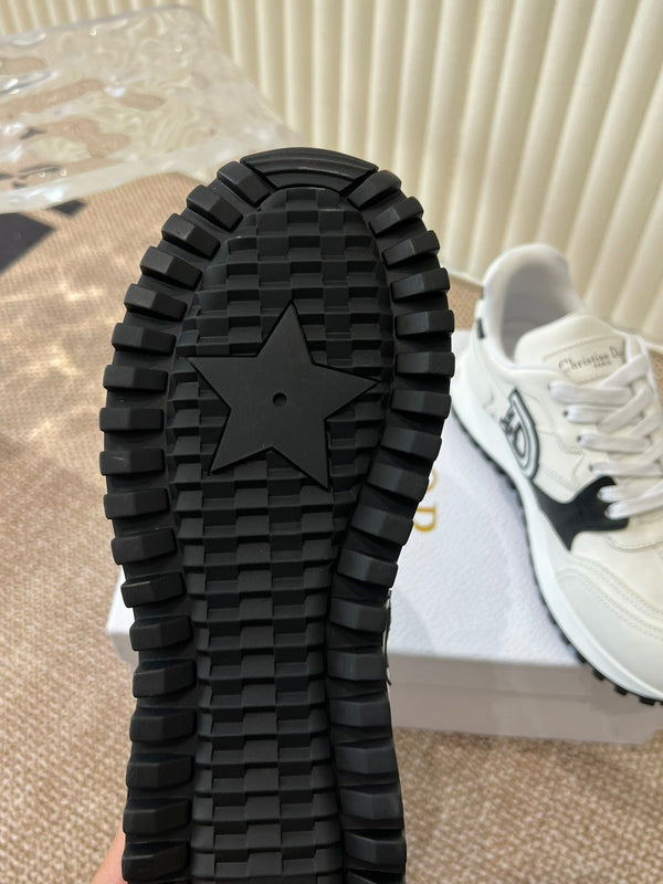 È una sneaker Dior in pelle di agnello bianca e nera