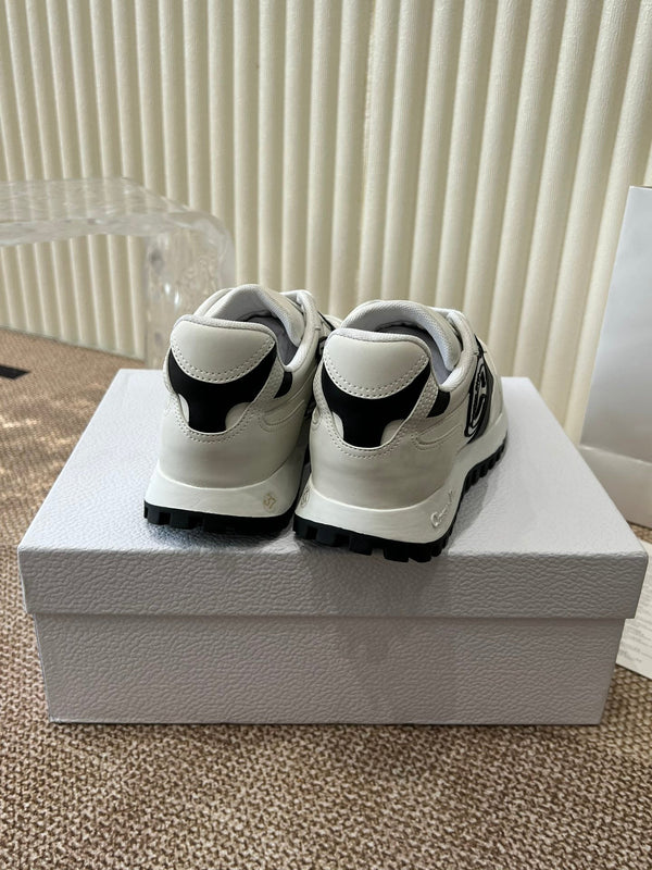 È una sneaker Dior in pelle di agnello bianca e nera