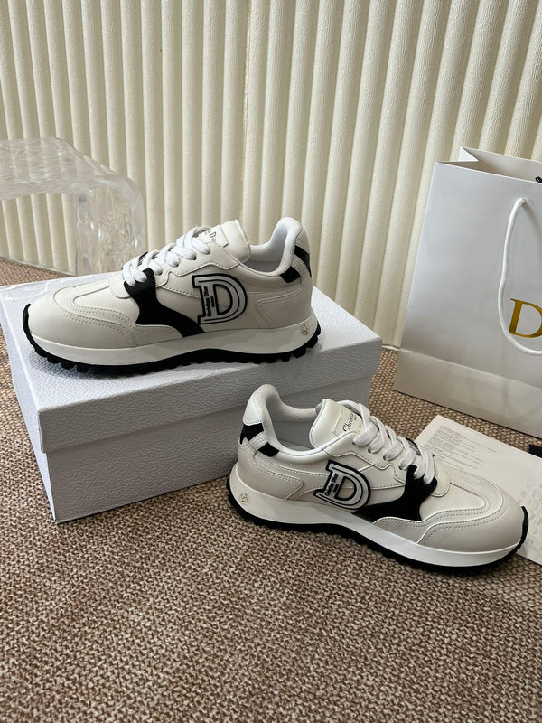 È una sneaker Dior in pelle di agnello bianca e nera