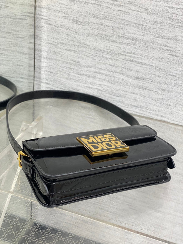 BORSA A PATTA 18 IN PELLE DI VITELLO VERNICIATA NERA