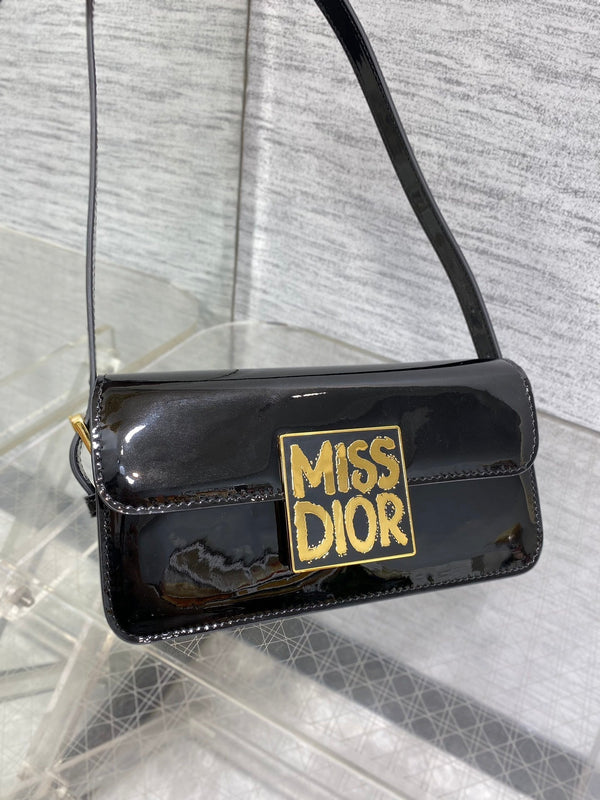 BORSA A PATTA 18 IN PELLE DI VITELLO VERNICIATA NERA