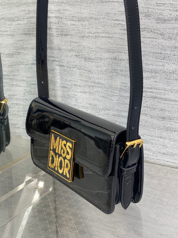 BORSA A PATTA 18 IN PELLE DI VITELLO VERNICIATA NERA