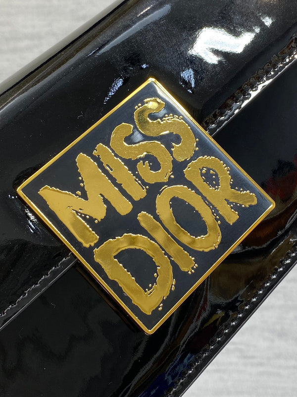 BORSA A PATTA 18 IN PELLE DI VITELLO VERNICIATA NERA