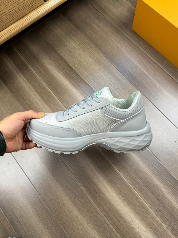 SNEAKER LV SPORT IN PELLE DI VITELLO GRIGIO MIX BIANCO CON LOGO VERDE