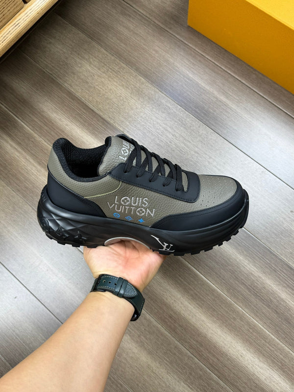 SNEAKER LV SPORT IN PELLE DI VITELLO NERA MISTA VERDE OLIVA CON LOGO