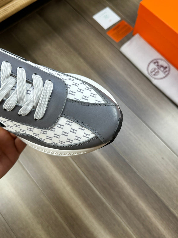 HM PRINTED SNEAKER WHITE AND GRAY TOTEM FABRIC