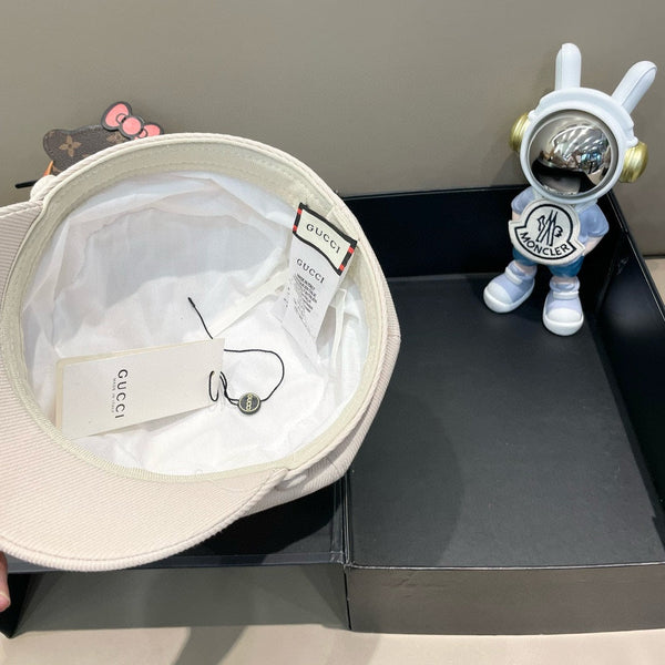 BAKER BOY CAP IN WHITE FABRIC 400797