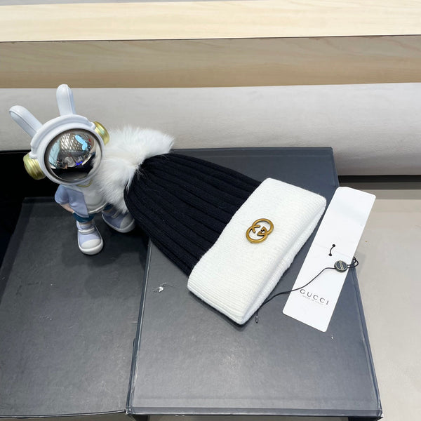 BEANIE HAT IN BLACK MIX WHITE WOOL AND FOX FUR 422524