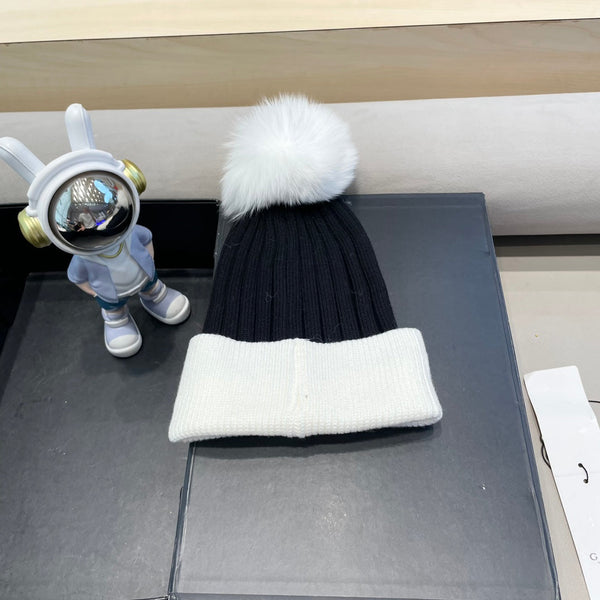 BEANIE HAT IN BLACK MIX WHITE WOOL AND FOX FUR 422524