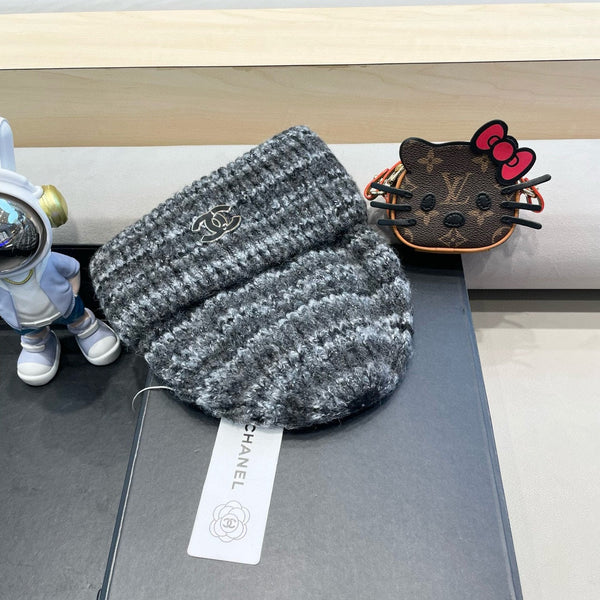 CAPPELLO A RIGHE IN MAGLIA DI LANA GRIGIO SCURO 424516 