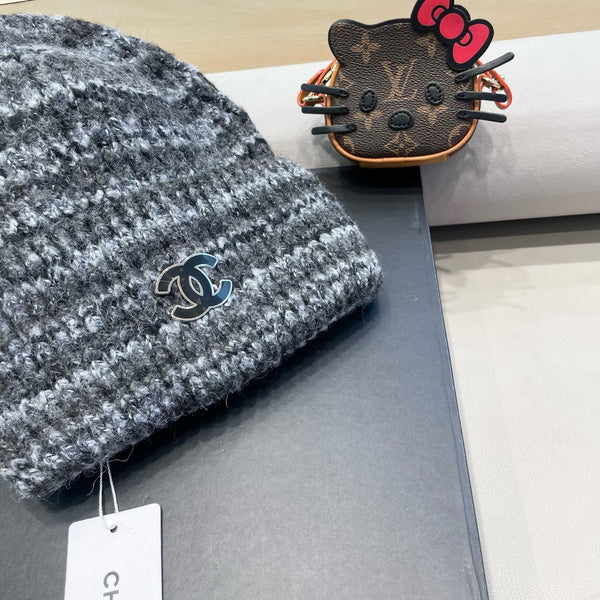 CAPPELLO A RIGHE IN MAGLIA DI LANA GRIGIO SCURO 424516 