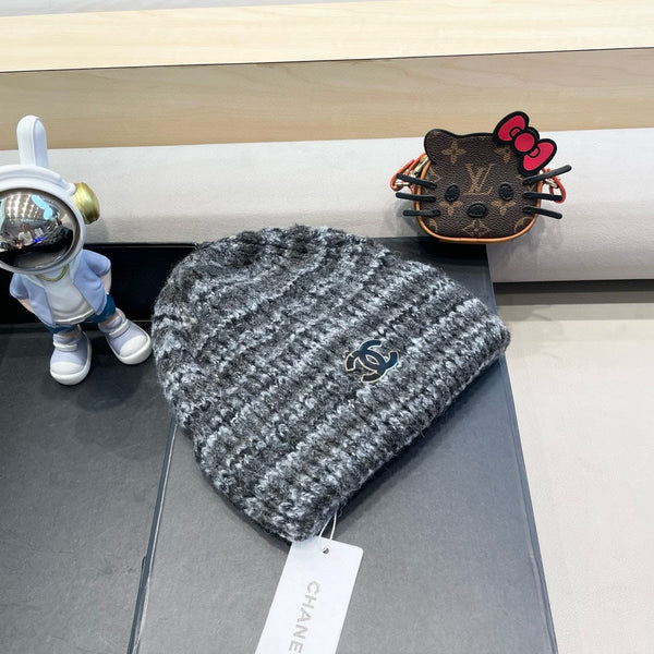 CAPPELLO A RIGHE IN MAGLIA DI LANA GRIGIO SCURO 424516 