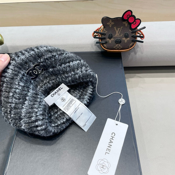 CAPPELLO A RIGHE IN MAGLIA DI LANA GRIGIO SCURO 424516 