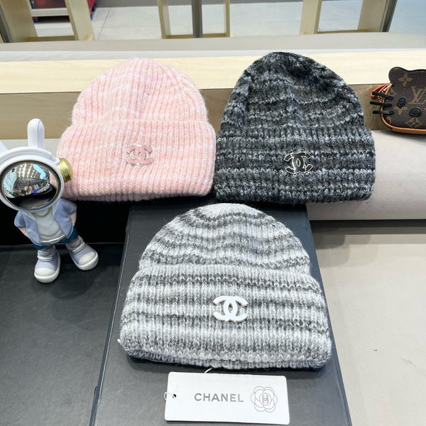 CAPPELLO A RIGHE IN MAGLIA DI LANA GRIGIO SCURO 424516 