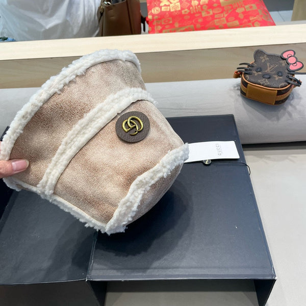 BUCKET HAT IN BEIGE TAN LAMBSKIN AND WHITE FLEECE 426222