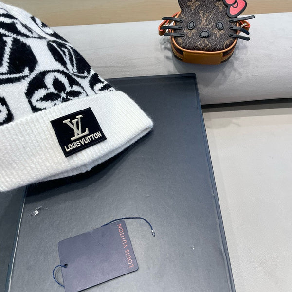 KNITTED BEANIE HAT IN WHITE MIX BLACK WOOL AND RABBIT FUR 426243