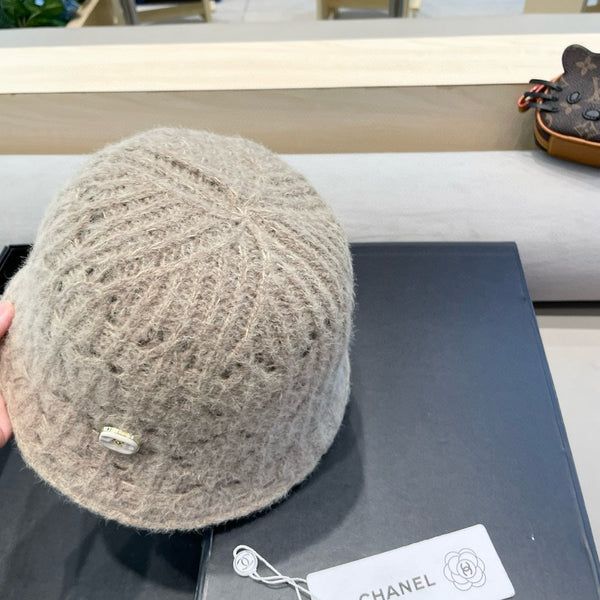 CAPPELLO A SECCHIELLO IN MAGLIA MARRONE KAKI CON PELLICCIA DI CONIGLIO 428091 