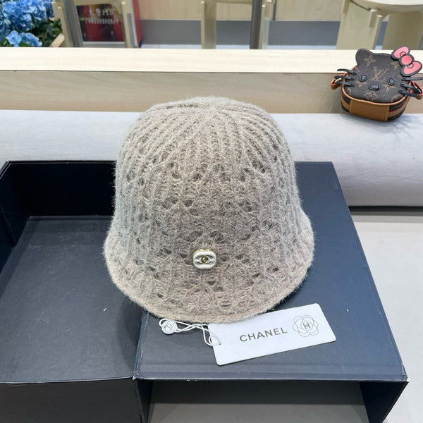 CAPPELLO A SECCHIELLO IN MAGLIA MARRONE KAKI CON PELLICCIA DI CONIGLIO 428091 