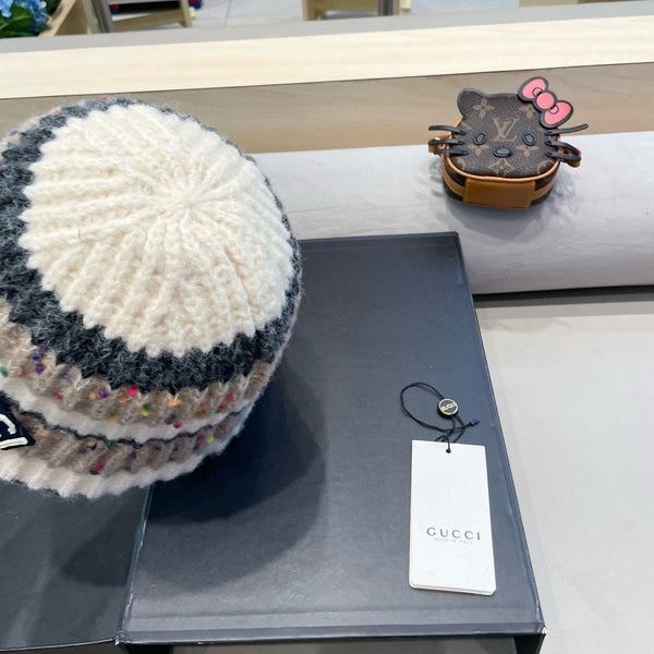 CAPPELLO A SECCHIELLO IN MAGLIA A RIGHE COLORATO 428101 