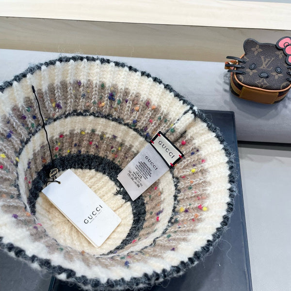 CAPPELLO A SECCHIELLO IN MAGLIA A RIGHE COLORATO 428101 