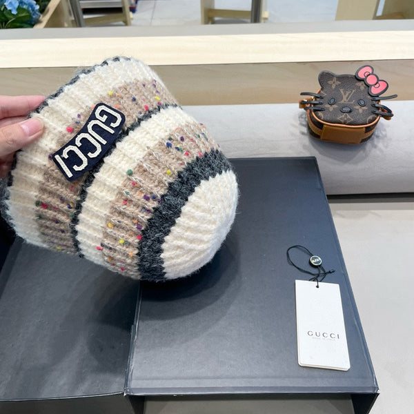 CAPPELLO A SECCHIELLO IN MAGLIA A RIGHE COLORATO 428101 