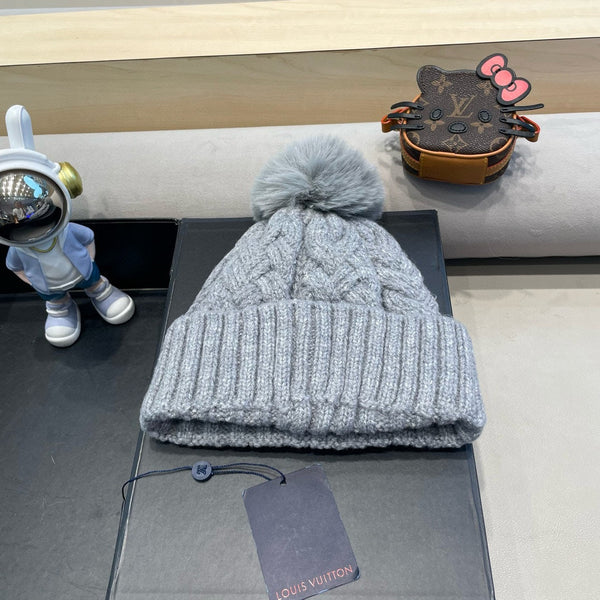 BERRETTO IN MAGLIA DI LANA GRIGIA E PELLICCIA DI AGNELLO 430046 