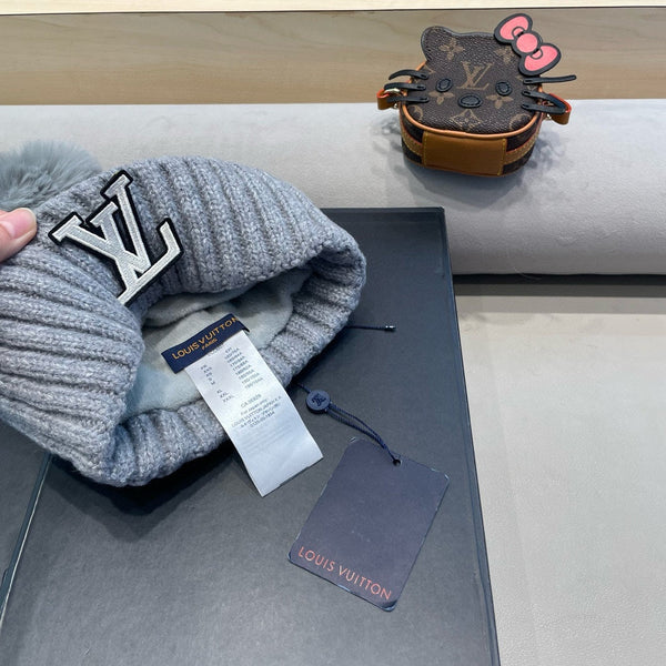 BERRETTO IN MAGLIA DI LANA GRIGIA E PELLICCIA DI AGNELLO 430046 