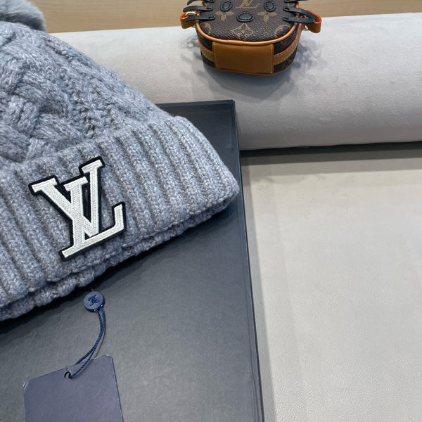 BERRETTO IN MAGLIA DI LANA GRIGIA E PELLICCIA DI AGNELLO 430046 